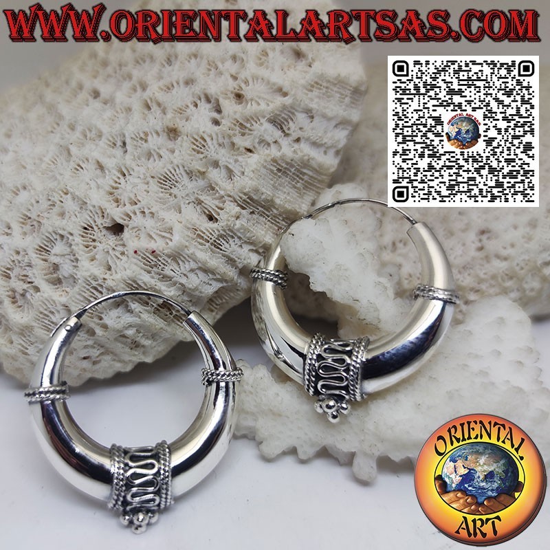 Boucles d'oreilles en argent avec un cercle en forme de croissant, orné de vagues de 32 mm.