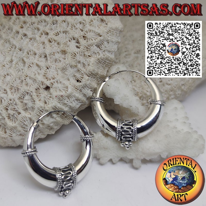 Orecchini in argento a cerchio mezzaluna decorato ad onde da 32 mm.