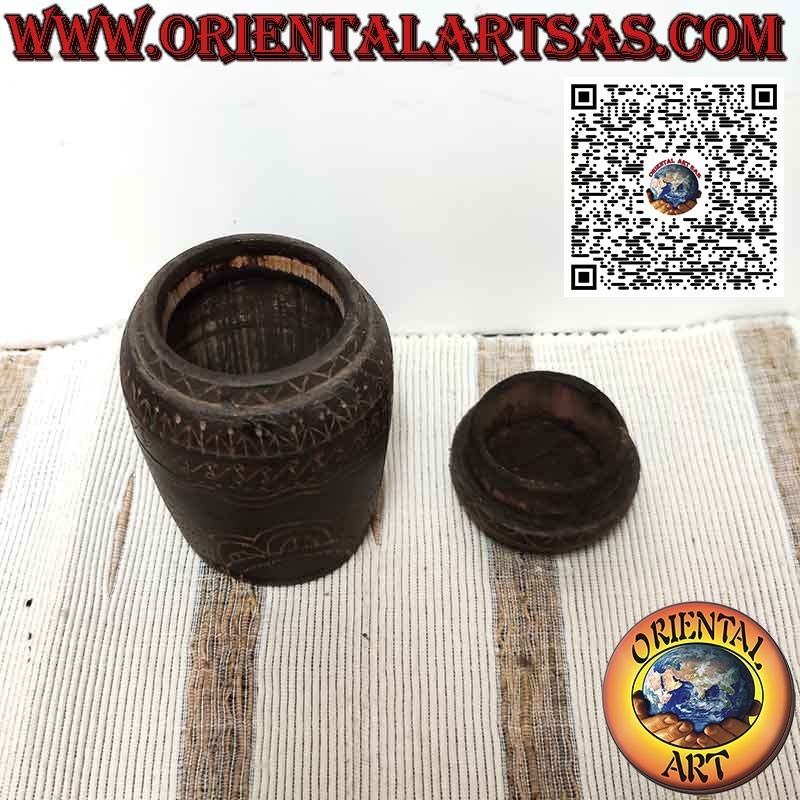 Antiguo recipiente cilíndrico de madera y bambú grabado por Dayak Borneo