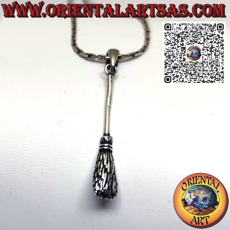 Pendentif en argent du balai de sorcière éloigne les énergies négatives