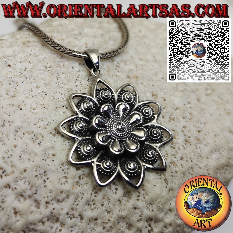 Colgante de plata con flor de loto, la flor sagrada del hinduismo y el budismo