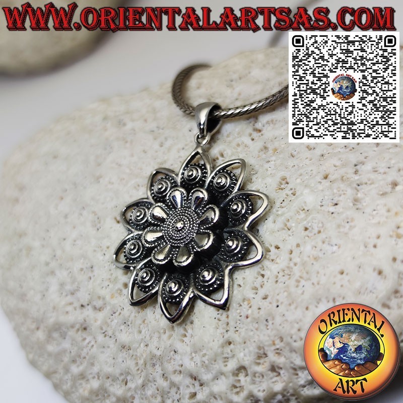 Colgante de plata con flor de loto, la flor sagrada del hinduismo y el budismo