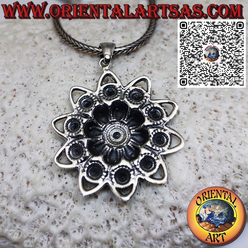 Colgante de plata con flor de loto, la flor sagrada del hinduismo y el budismo
