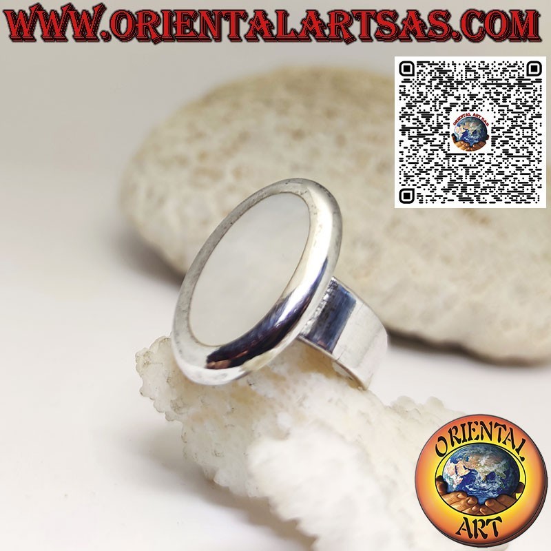 Anillo de plata con banda ancha y nácar ovalado con borde liso