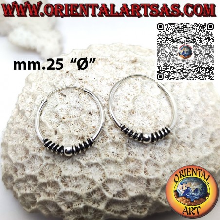 Orecchino in argento, cerchio con sfera e filo attorcigliato da 25 mm.