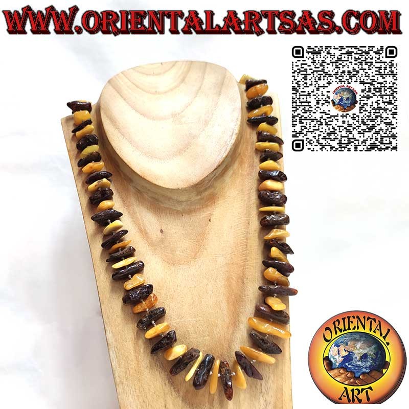 Collana lunga di pezzi in ambra naturale chiara e scura del Baltico