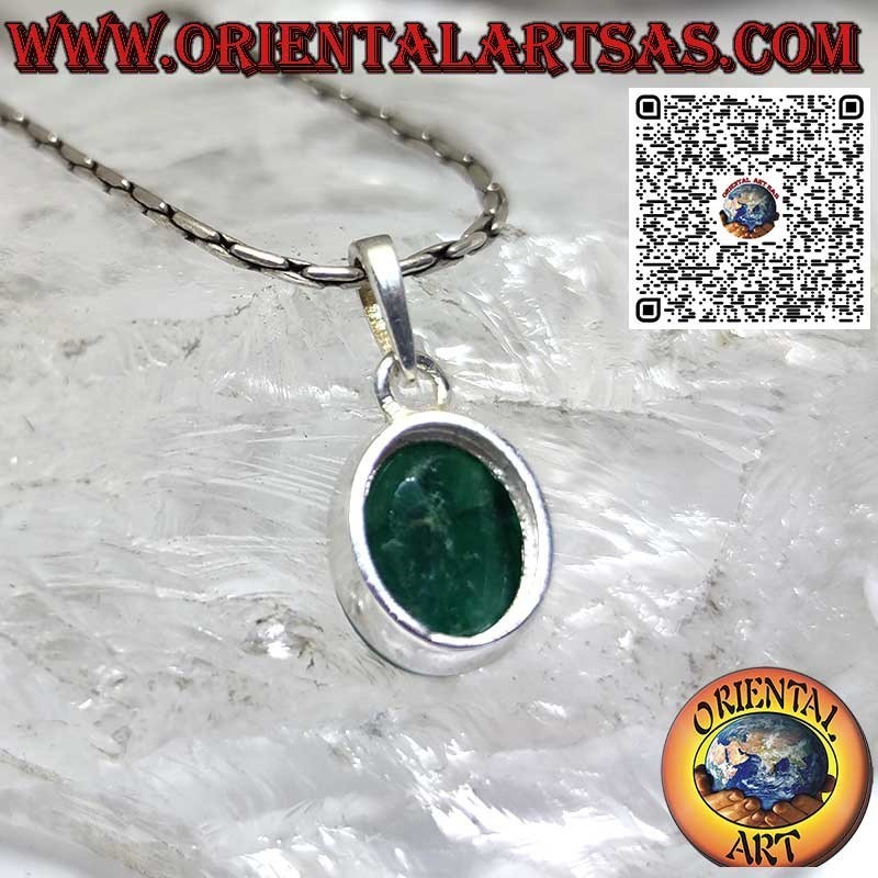 Pendentif en argent avec une grande émeraude naturelle ovale au contour lisse