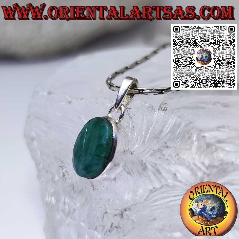 Colgante de plata con esmeralda natural ovalada de contorno liso alto