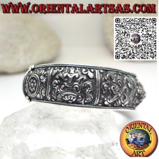 Chiseled silver bracelet with the eight auspicious symbols