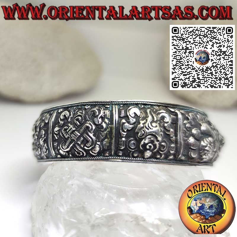 Bracelet en argent ciselé avec les huit symboles de bon augure