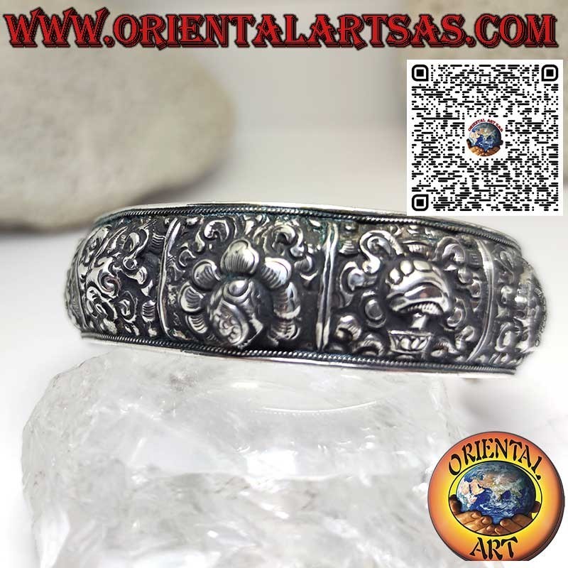 Bracciale in argento cesellato con gli otto simboli del buon auspicio