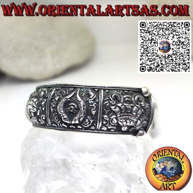 Bracelet en argent ciselé avec les huit symboles de bon augure
