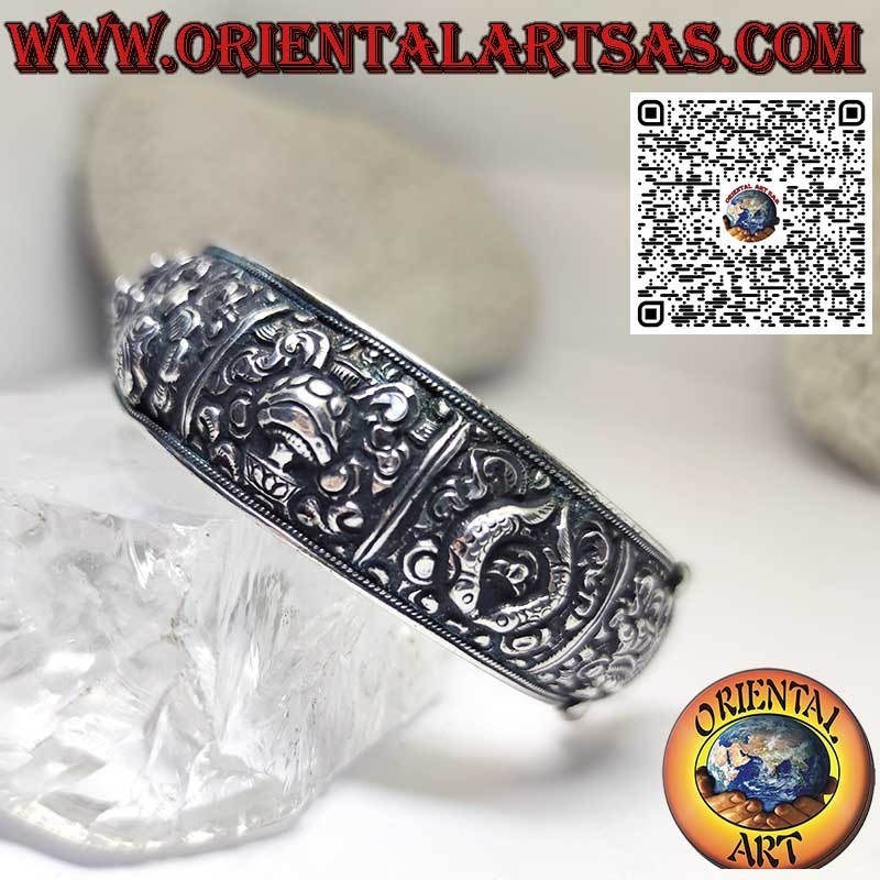 Bracelet en argent ciselé avec les huit symboles de bon augure