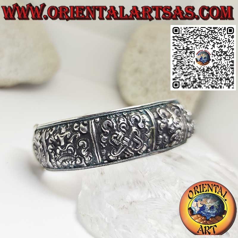 Bracciale in argento cesellato con gli otto simboli del buon auspicio
