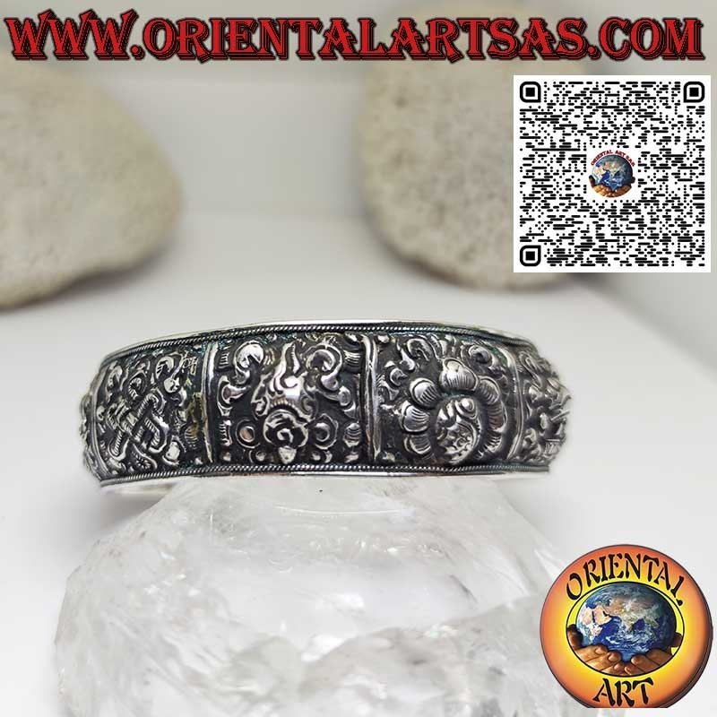Bracelet en argent ciselé avec les huit symboles de bon augure