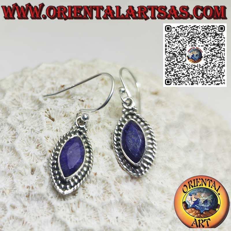 Pendientes de plata con zafiros lanzadera naturales y borde de puntos.