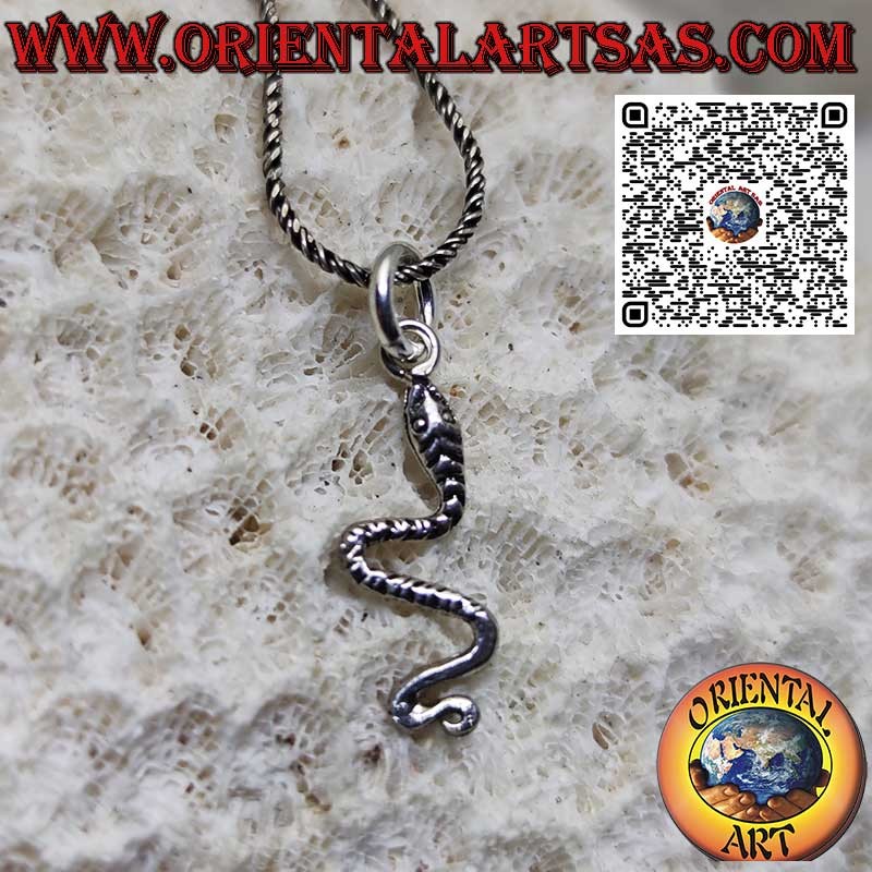 Colgante de plata 925 que representa una pequeña cobra en movimiento