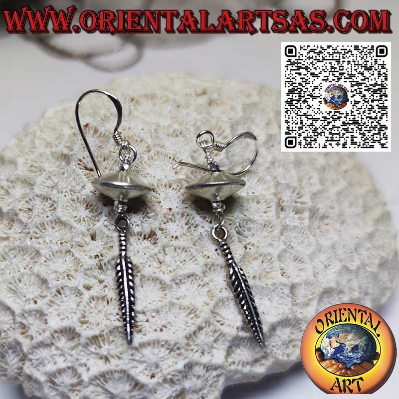 Pendientes de plata en forma de platillo volante con pluma colgante