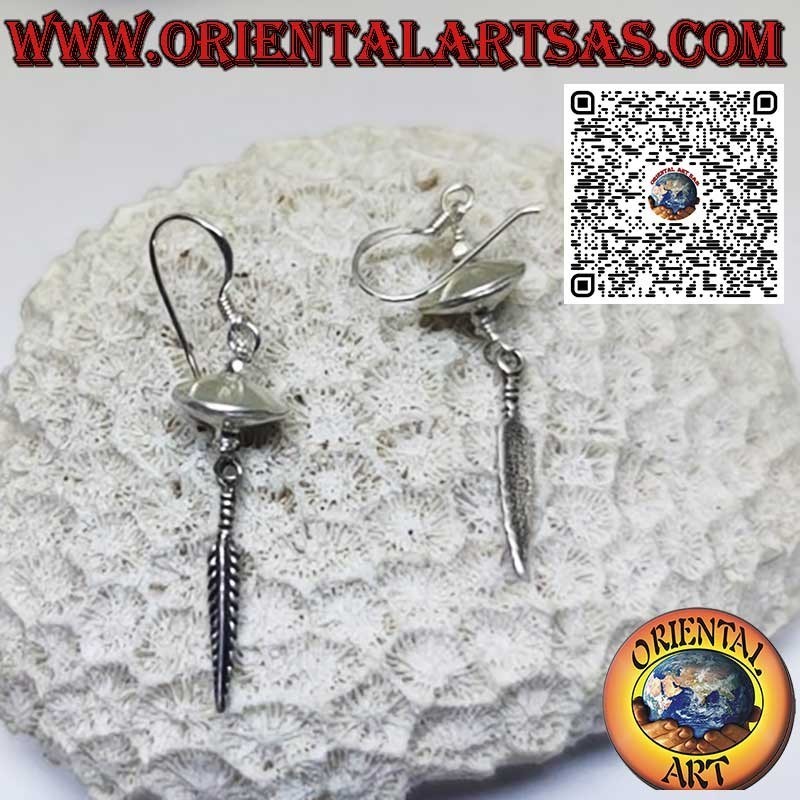 Pendientes de plata en forma de platillo volante con pluma colgante