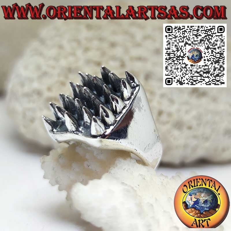 Square 925‰ silver ring with 23 cone-shaped spikes