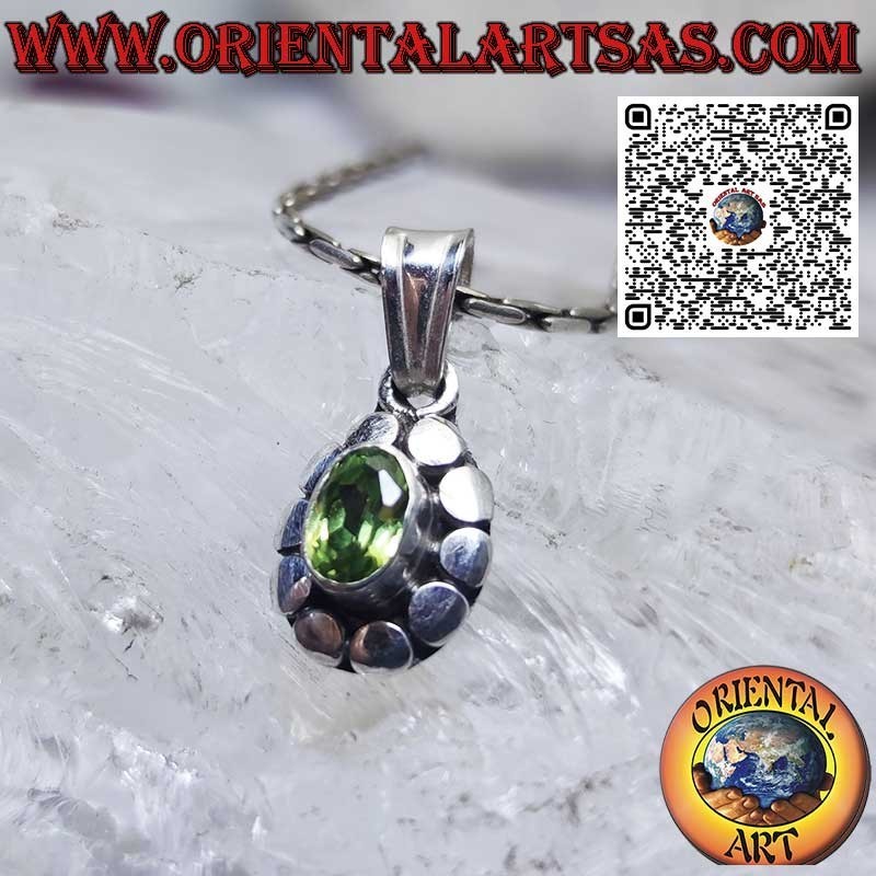 Pendentif en argent avec péridot ovale naturel entouré de clous