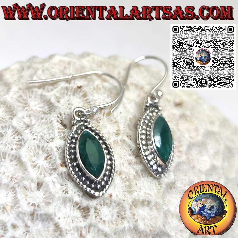 Boucles d'oreilles en argent avec émeraude navette naturelle et bord de points