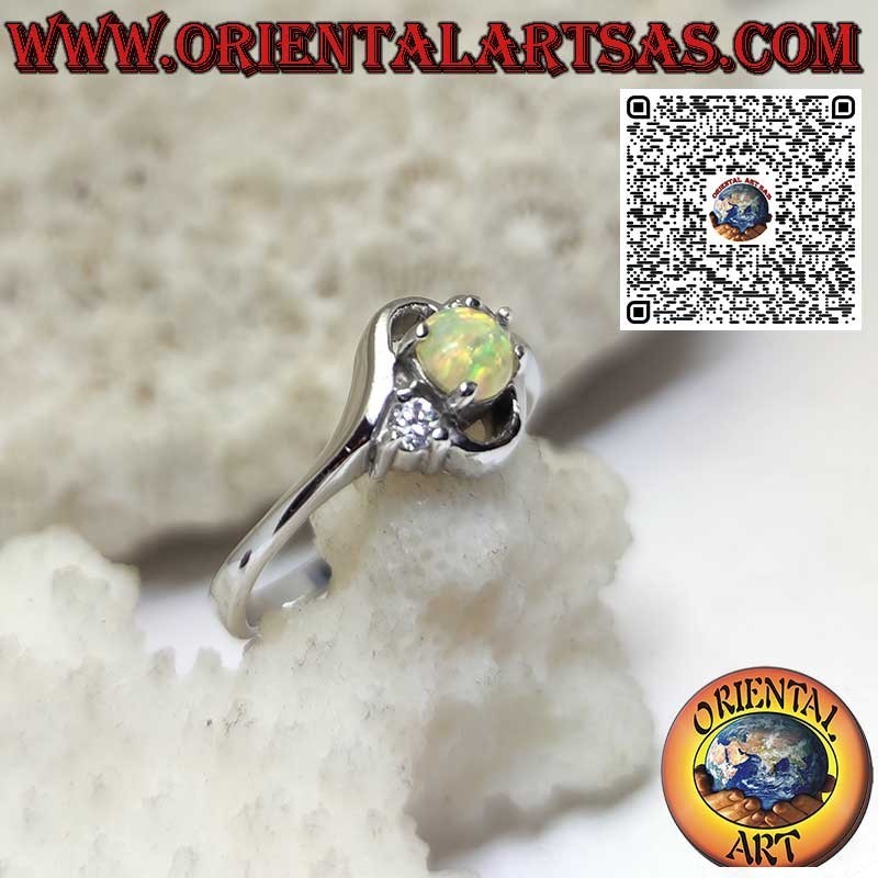 Bague oblique en argent avec opale arlequin ronde et deux zircons