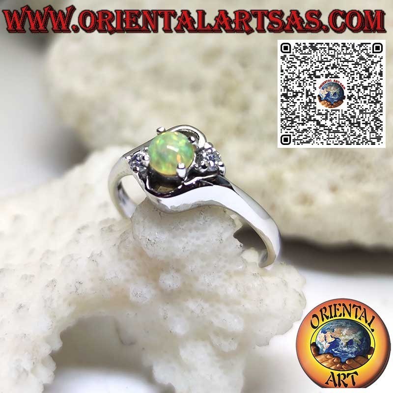 Anello in argento obliquo con opale arlecchino tondo e due zirconi