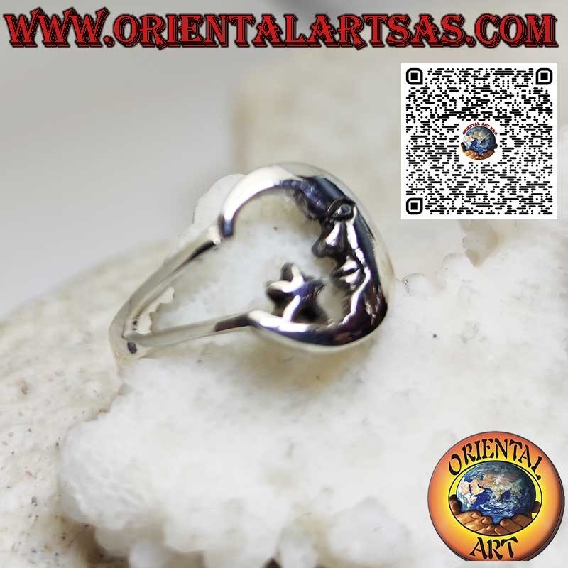 Anillo de plata que representa la luna con la cara mirando a la estrella.