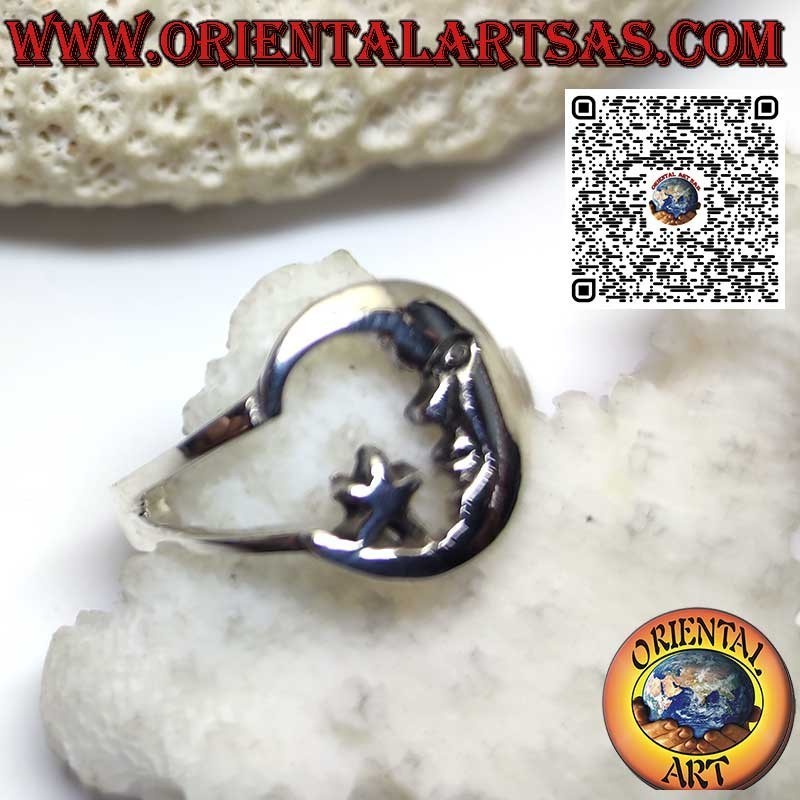 Anillo de plata que representa la luna con la cara mirando a la estrella.