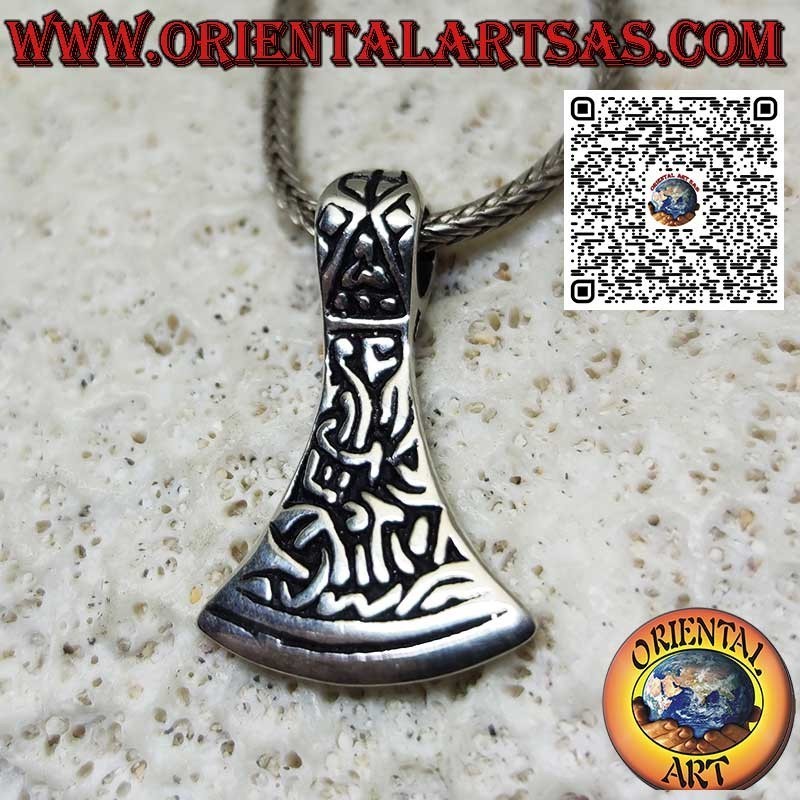Colgante de plata de hoja de hacha nórdica con grabados celtas
