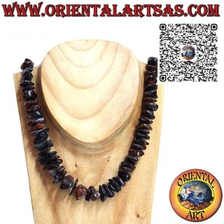 Collar largo en ámbar báltico oscuro natural con piezas irregulares