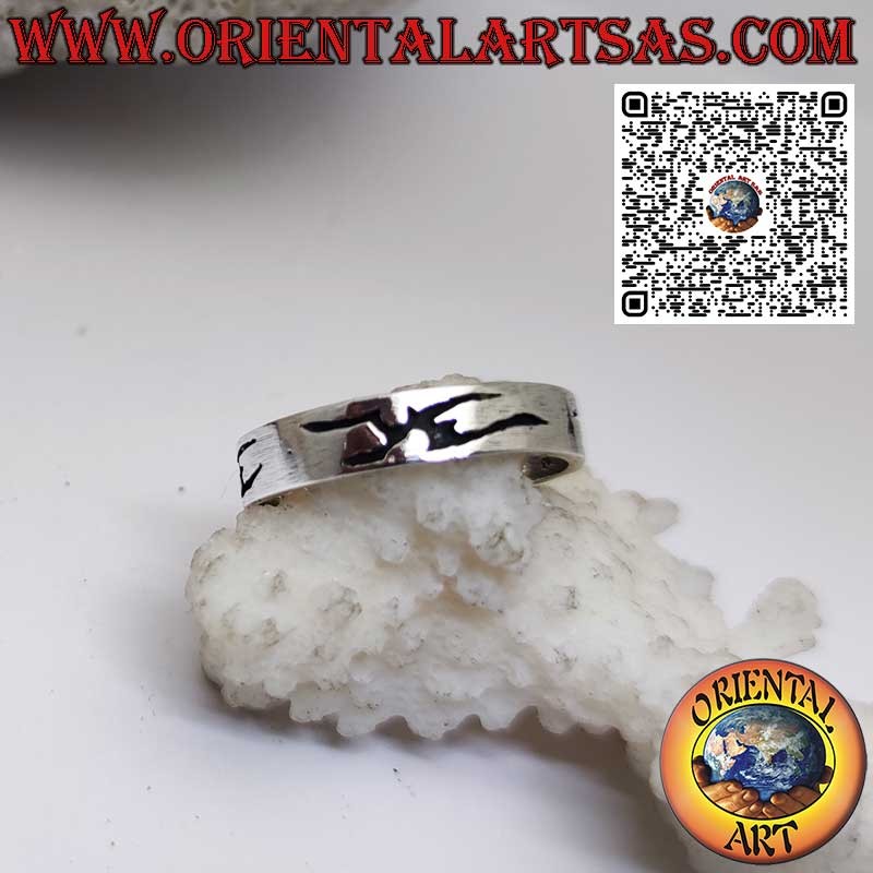 Anillo de plata 925 con grabados tribales tallados.