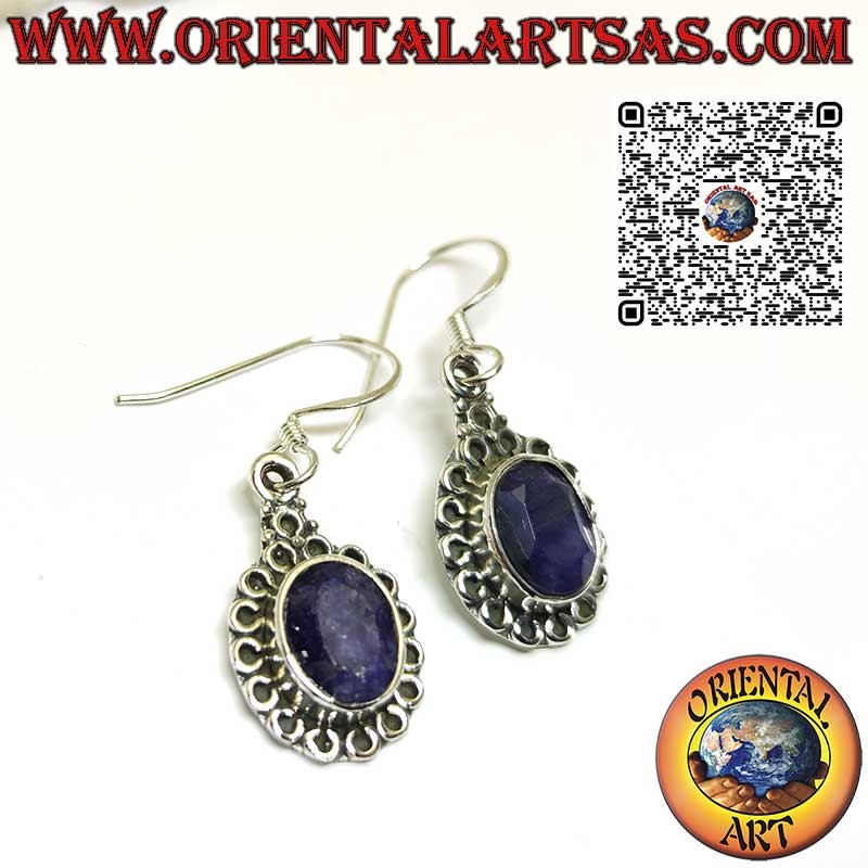 Pendientes de plata con zafiro ovalado natural rodeado de círculos.