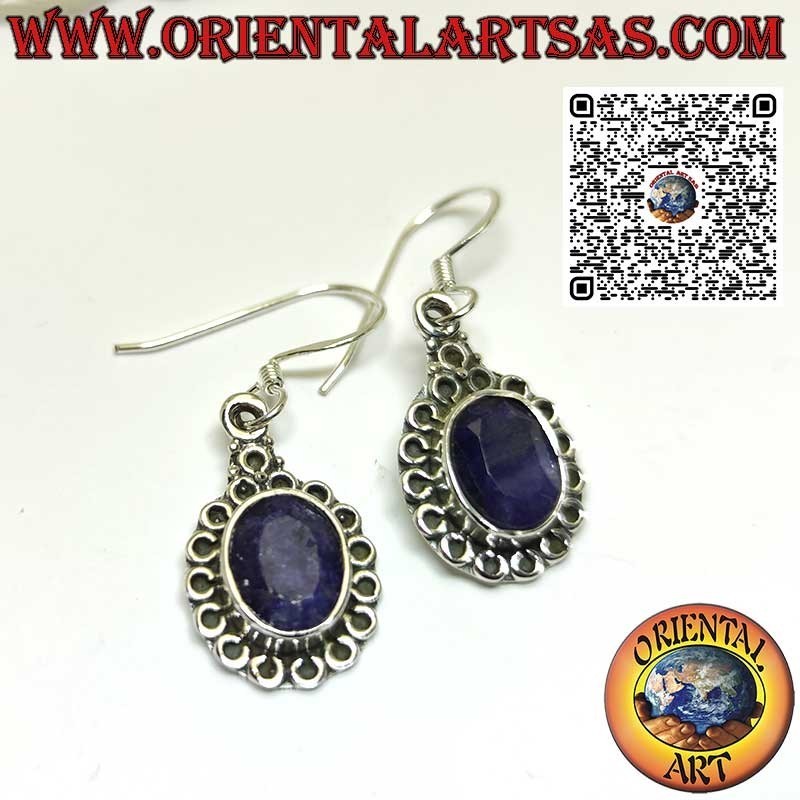 Pendientes de plata con zafiro ovalado natural rodeado de círculos.