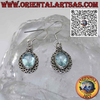 Orecchini in argento con topazio azzurro incastonato e contornato da cerchi