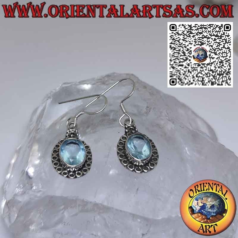 Pendientes de plata con topacio azul engastados y rodeados de círculos.