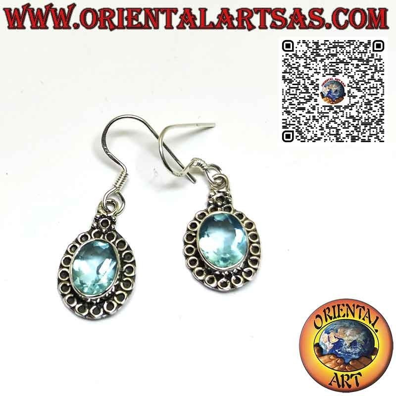 Pendientes de plata con topacio azul engastados y rodeados de círculos.