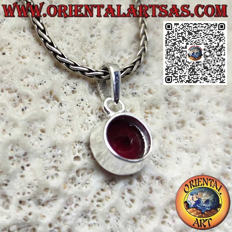 Pendentif en argent avec grenat ovale sur monture haute lisse