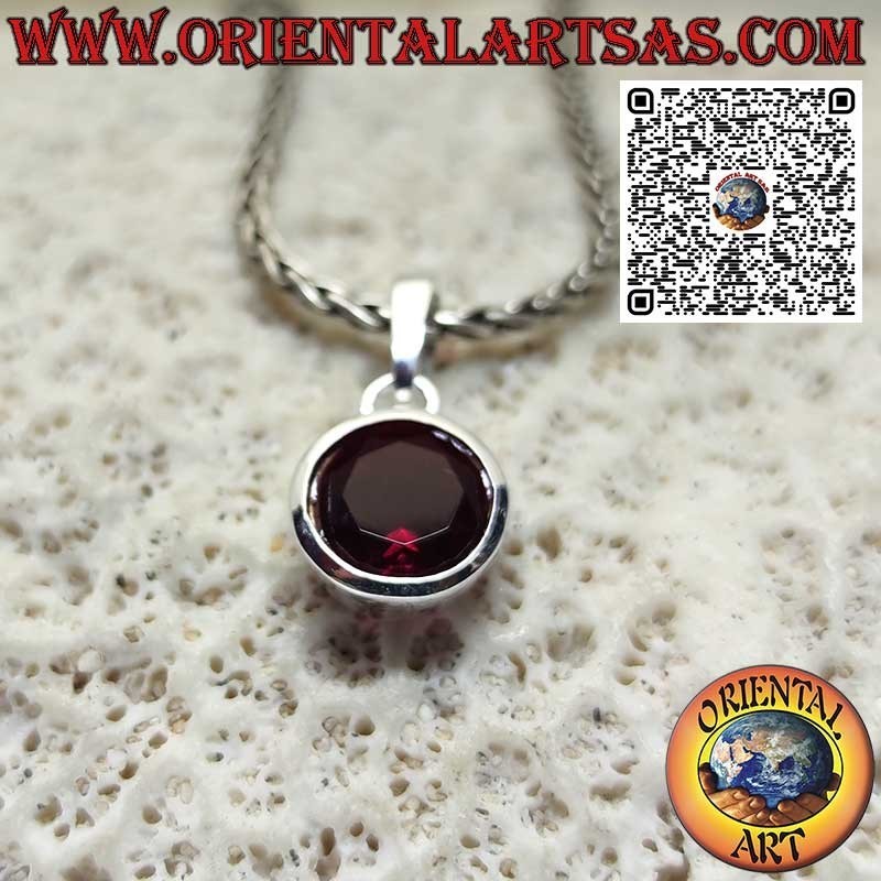 Pendentif en argent avec grenat ovale sur monture haute lisse