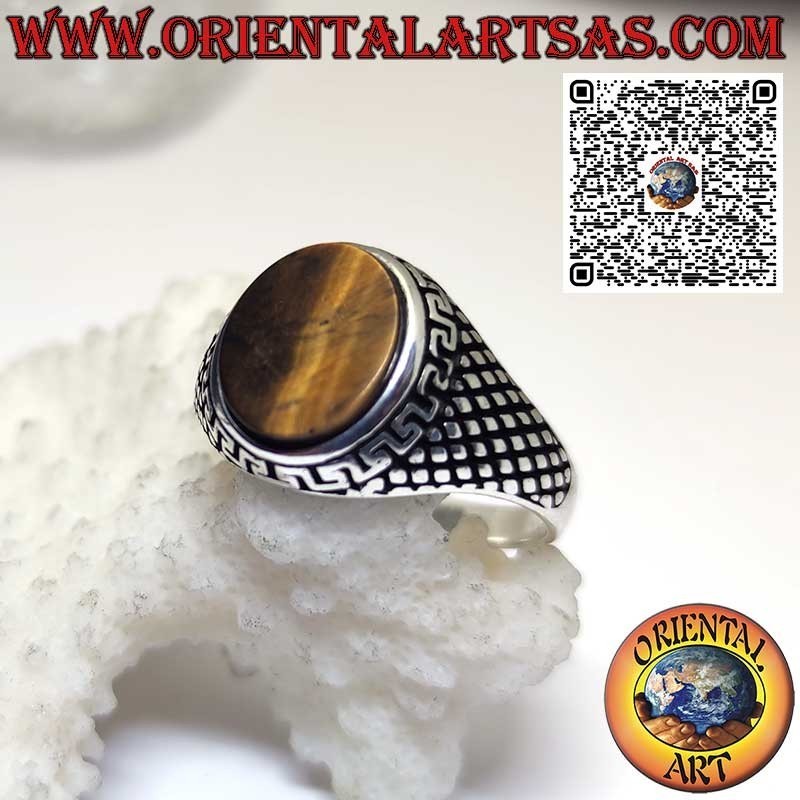 Anello in argento con occhio di tigre ovale piatto contornato da greca