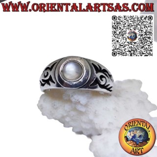 Bague en argent avec pierre de lune naturelle et gravures Maori sur les côtés