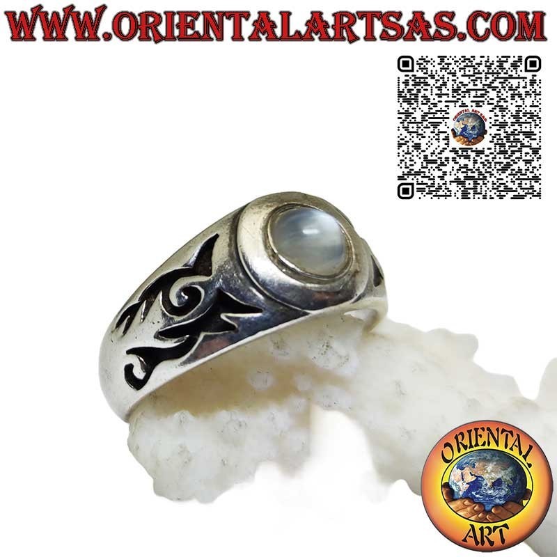 Anillo de plata con piedra lunar natural y grabados maoríes en los laterales.