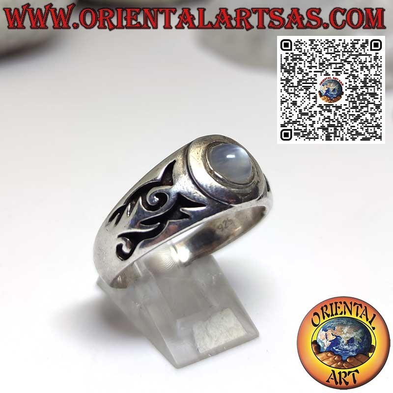 Anello argento con pietra di luna naturale ed incisioni maori sui lati