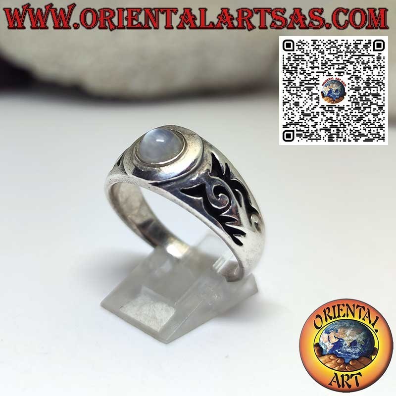 Anello argento con pietra di luna naturale ed incisioni maori sui lati
