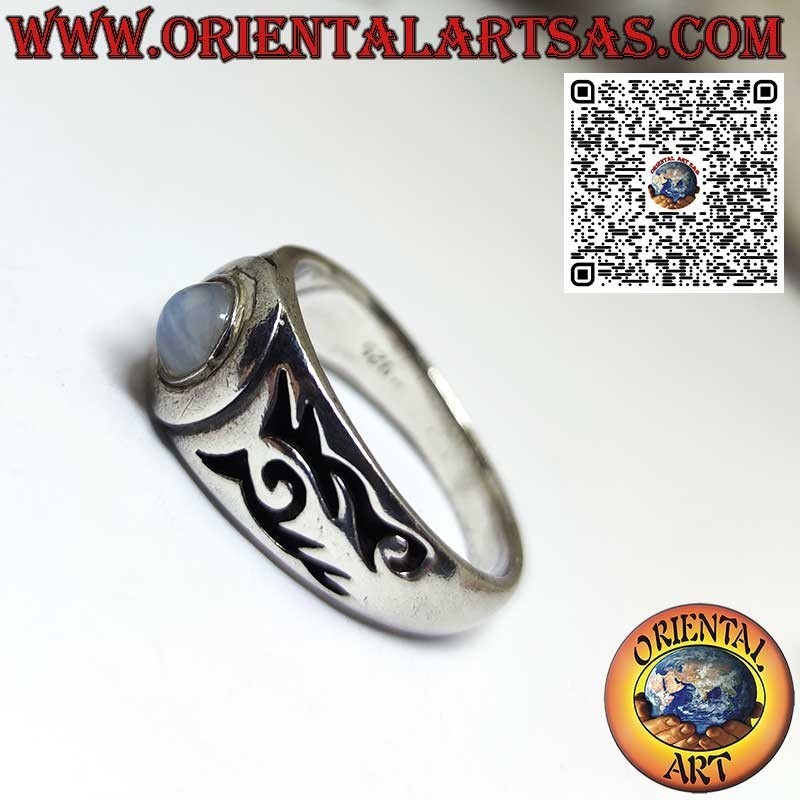 Anello argento con pietra di luna naturale ed incisioni maori sui lati