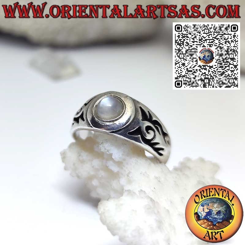Anello argento con pietra di luna naturale ed incisioni maori sui lati