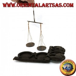 Alter kleiner Maßstab mit eingelegter Holzkiste Hand