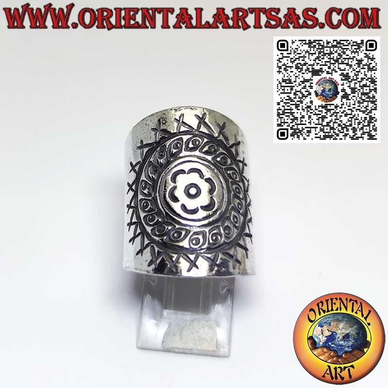 Anillo de banda ancha realizado íntegramente por Karen en plata pura.