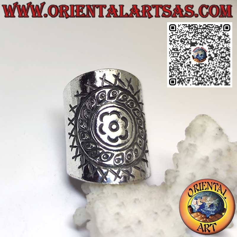 Anillo de banda ancha realizado íntegramente por Karen en plata pura.
